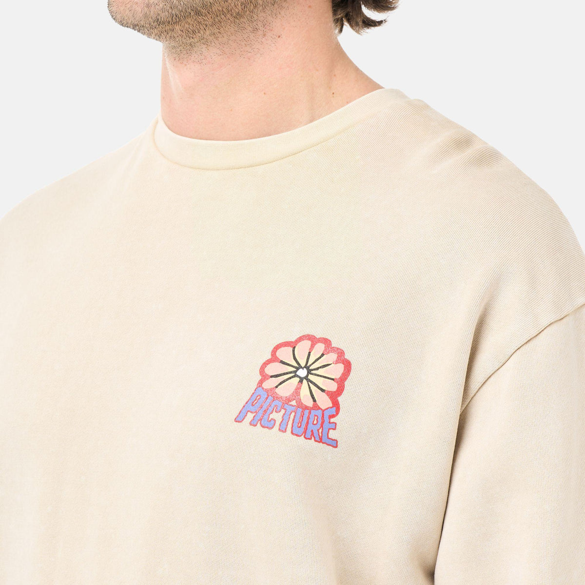 Détail du motif imprimé sur la poitrine du sweatshirt Picture Karo Crew Pure Cashmere Washed