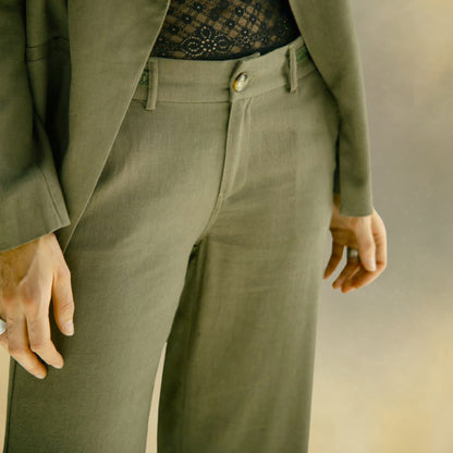 pantalon lin femme kaki avec bouton et passants porté par mannequin