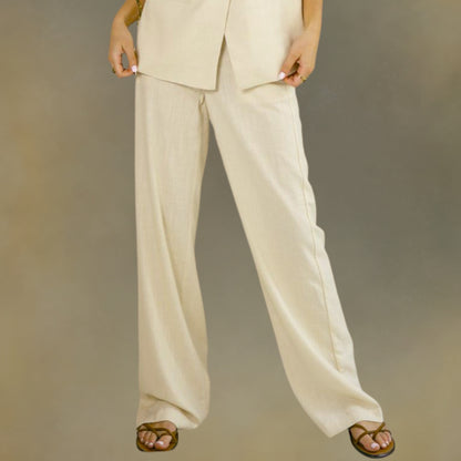 pantalon porté par femme blanc cassé en lin