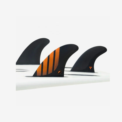 vue des  derives de surf orange et noir monte sur surfboard