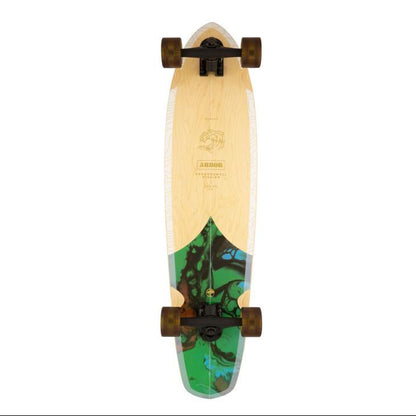 Vue du dessous du longboard Groundswell Mission 35 pouces, bois clair, illustration verte et bleue, trucks noirs et roues brunes.