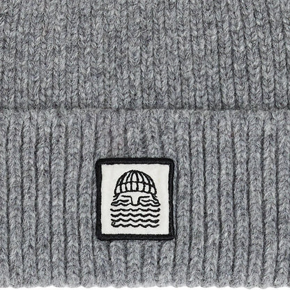 Détail du revers et de l’écusson tissé du bonnet surfwear Bask in the Sun To the Sea coloris Grey