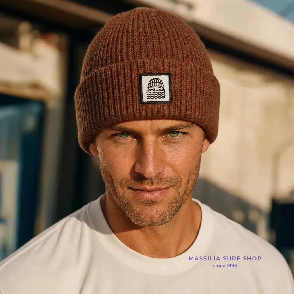 bonnet homme en laine marron ville bask in the sun porté par un homme de face