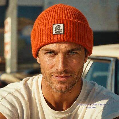 bonnet orange en laine homme to the sea vue de face lifestyle
