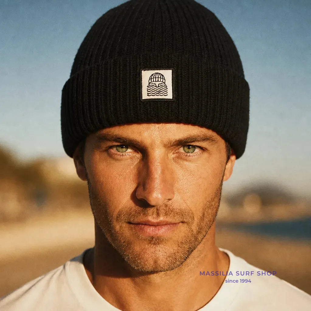 bonnet en laine homme noir ville bask in the sun porté par un homme de face