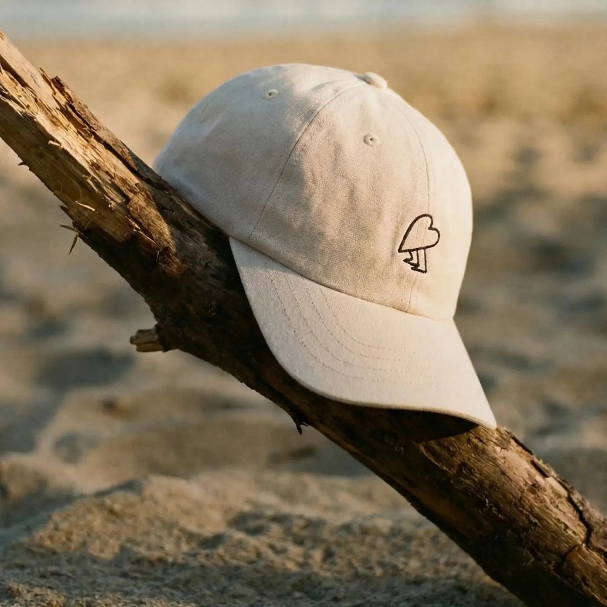 casquette blanche avec coeur bleu sur pieds stylisé brodé lifestyle