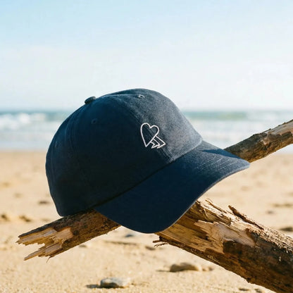 casquette bleue marine avec coeur blanc stylisé brodé lifestyle