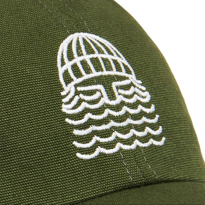 détail logo barbu blanc brodé