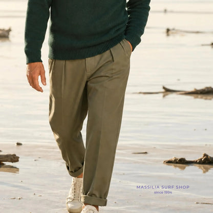pantalon beige surfwear loose avec pinces avant porté par un homme