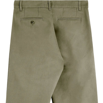 Détail des poches arrière boutonnées et de la coupe ample du pantalon Bask in the Sun Izaro Almond