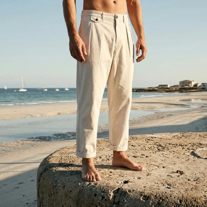 pantalon blanc izaro porté par un homme vue sur la plage lifestyle