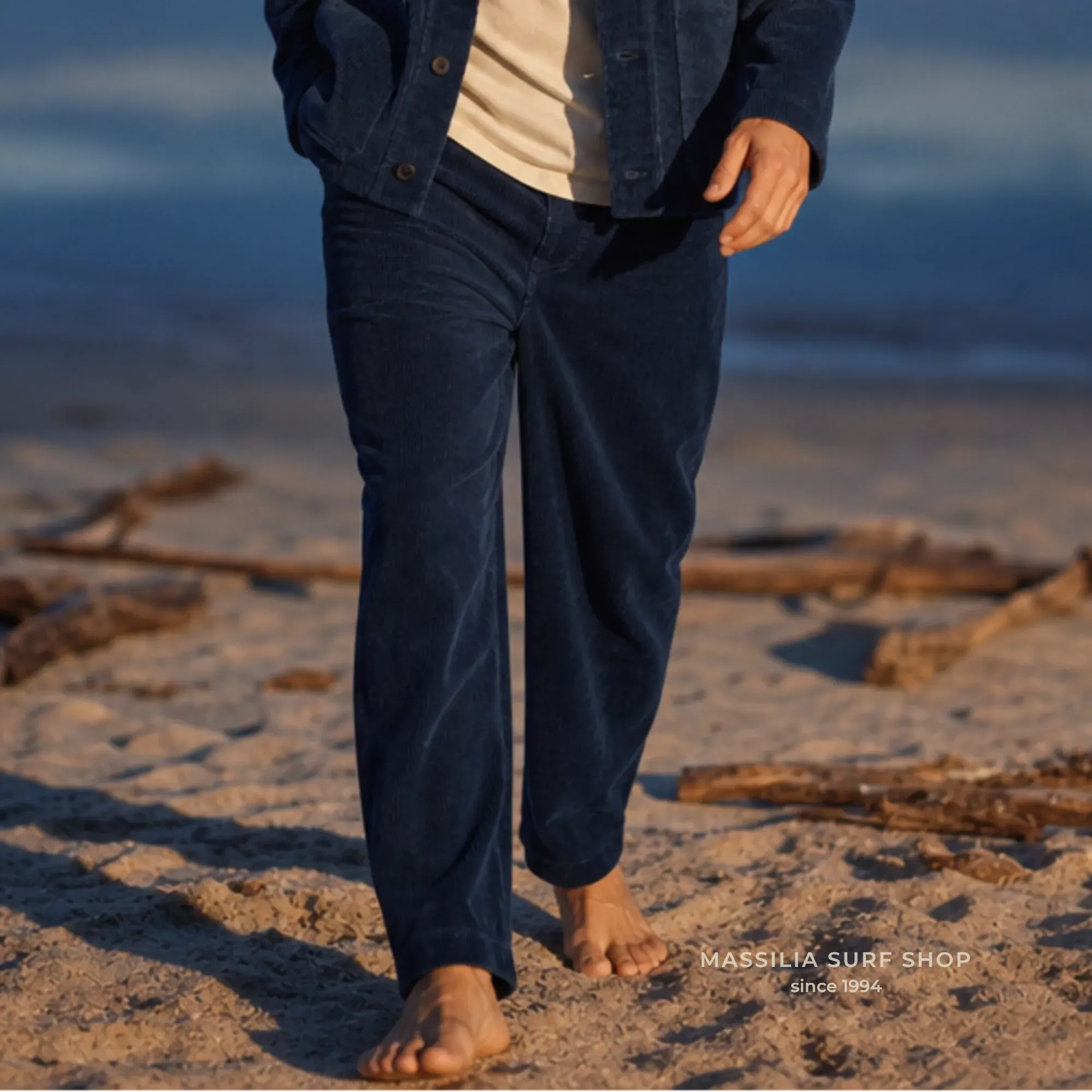 pantalon bleu velours corduroy maguro porté par un homme vue de face