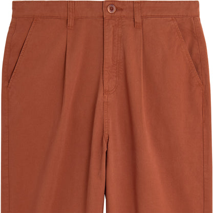 detail pinces passants pour ceinture et bouton couleur marron