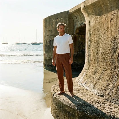 pantalon marron maguro porte par un homme dans une crique