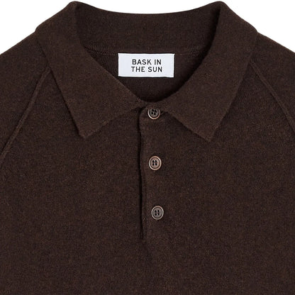 Polo surfwear Bask in the Sun Austin coloris Chocolate, détail du col et de la patte à trois boutons