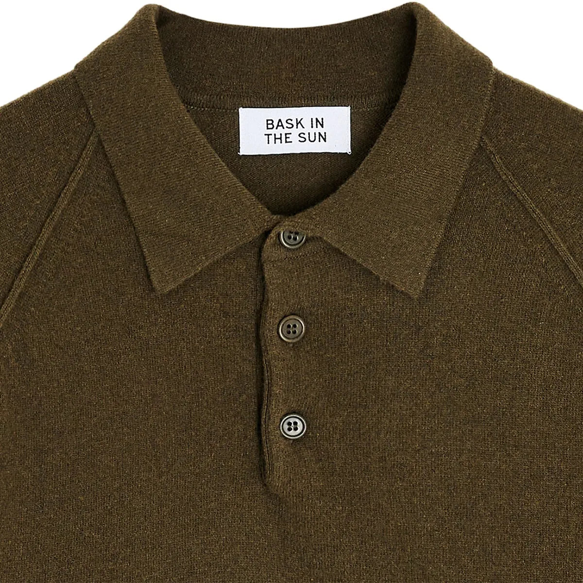 Détail du col polo et de la patte à trois boutons du Bask in the Sun Austin vert olive