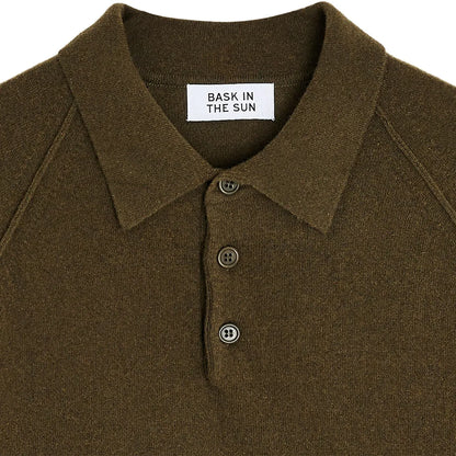Détail du col polo et de la patte à trois boutons du Bask in the Sun Austin vert olive