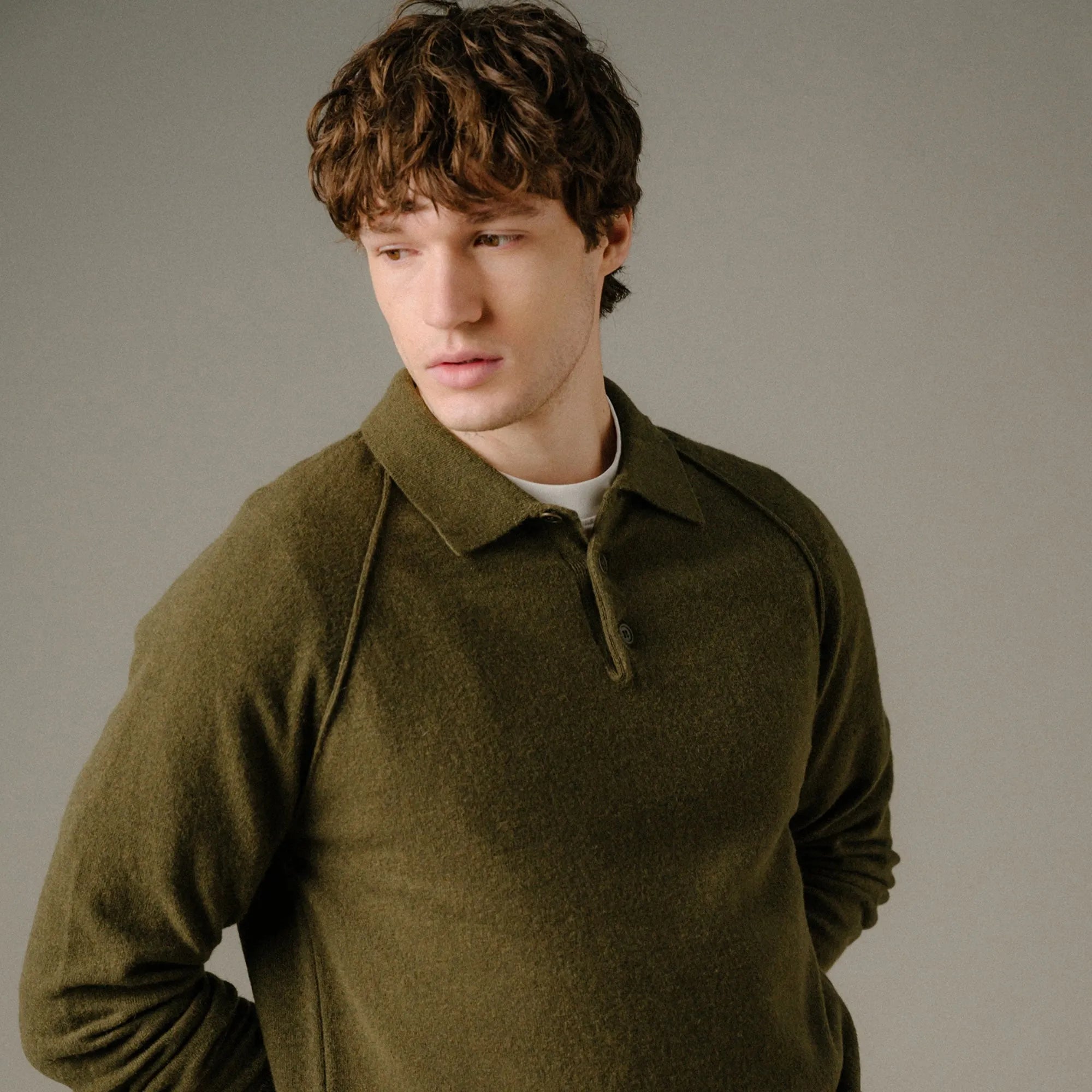 Homme portant le polo en laine Bask in the Sun Austin Moss vert olive, vue rapprochée