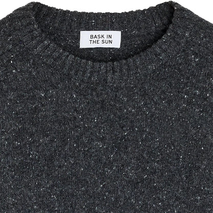 Pull-over surfwear Bask in the Sun Ben coloris Navy, détail du col rond en maille côtelée