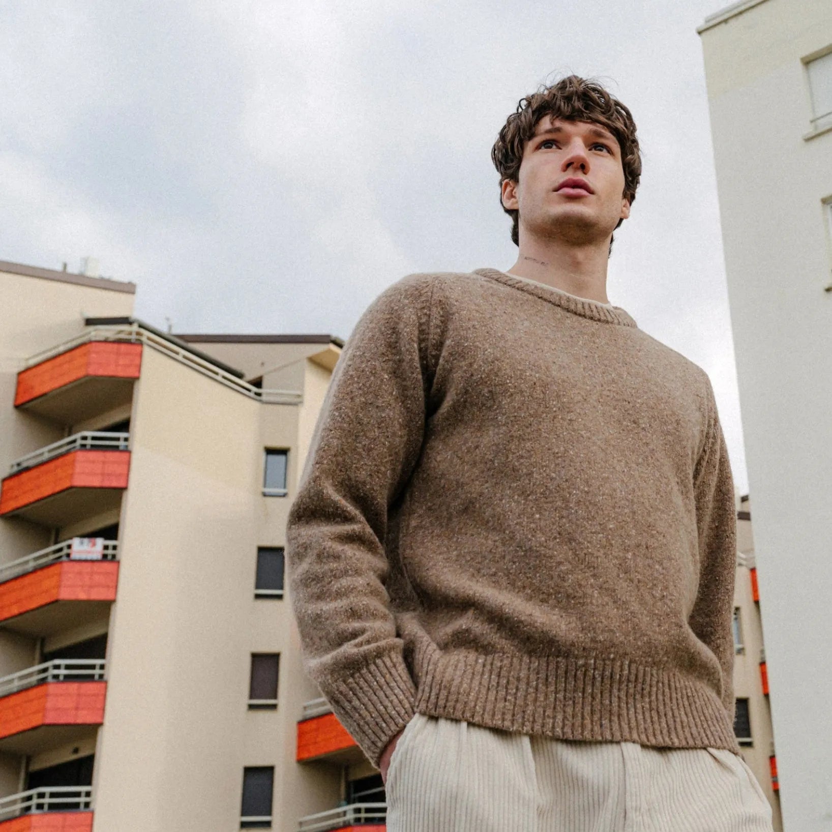 Homme portant le pull en laine Bask in the Sun Ben Mineral beige chiné, coupe droite et col rond