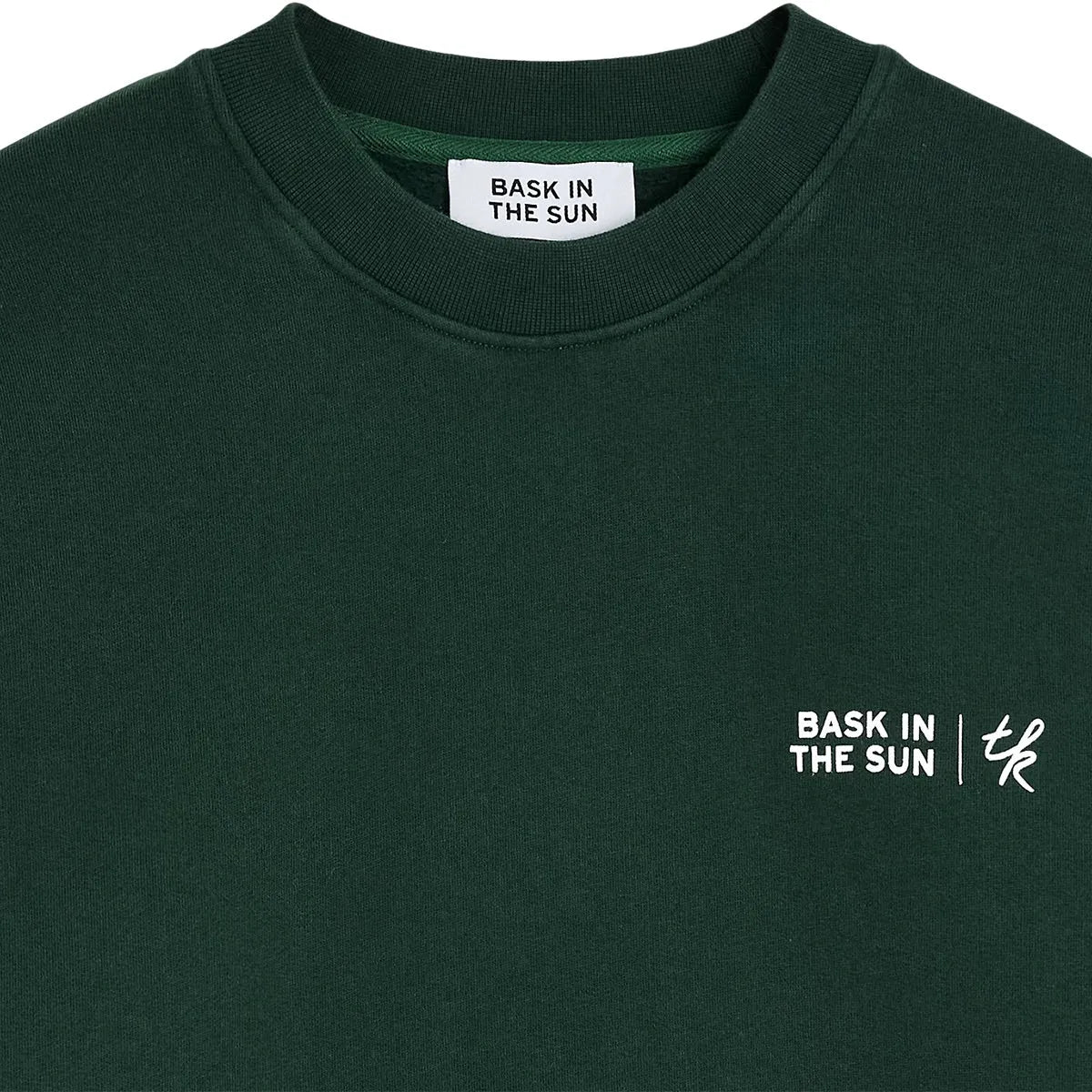 Détail du col rond et du marquage Free as the Sun sur la poitrine du sweatshirt Bask in the Sun Forest