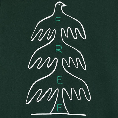 Détail du motif dorsal représentant trois oiseaux aux ailes déployées et le mot FREE inscrit verticalement