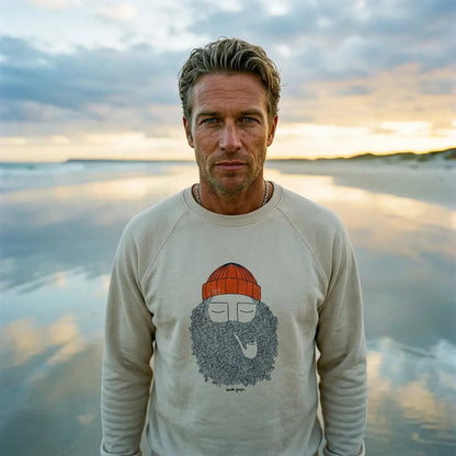 sweat blanc avec barbu de bask in the sun porté par un homme sur la plage lifestyle