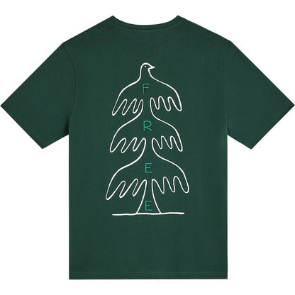 T-shirt homme Bask in the Sun Free Forest vert foncé avec trois oiseaux stylisés en trait blanc et lettres colorées  FREE au dos
