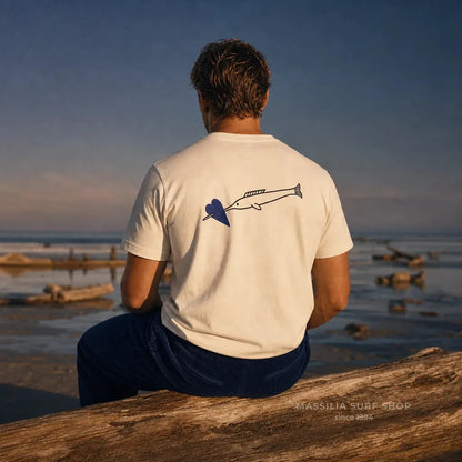 tee shirt blanc avec espadon traversant coeur bleu vue de dos