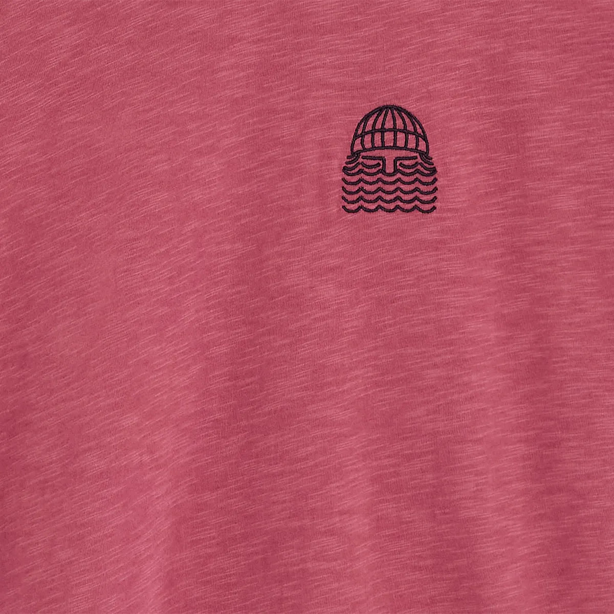Détail du logo brodé noir en forme d’arche graphique sur le tshirt Bask in the Sun Mini to the Sea