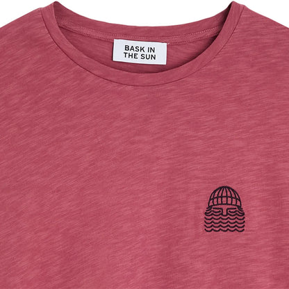 Tee-shirt surfwear Bask in the Sun Mini to the Sea coloris Rosewood, détail du col rond et de la broderie poitrine
