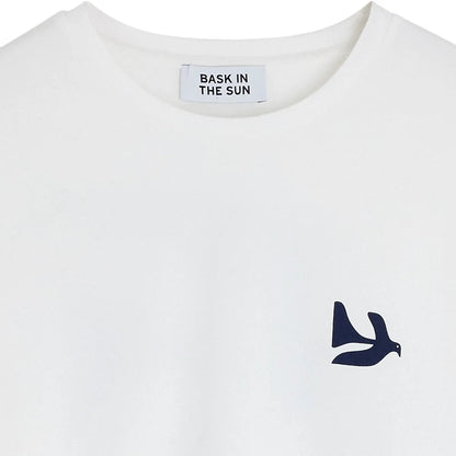 Détail du col rond et du petit motif poitrine du t-shirt Bask in the Sun Peace Natural
