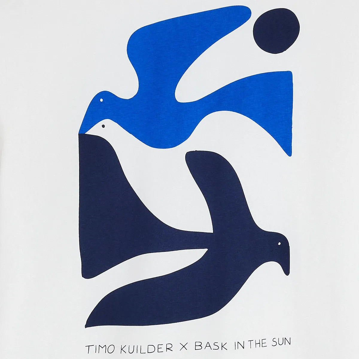 Détail du motif oiseaux abstrait bleu et bleu marine aux formes entrelacées créé par Timo Kuilder