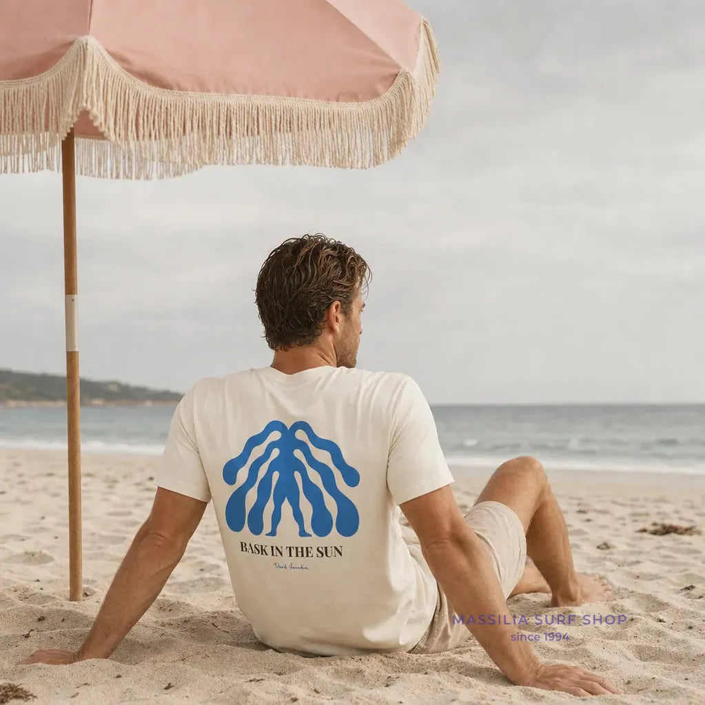 tee shirt blanc avec motif stylisé bleu dans le dos