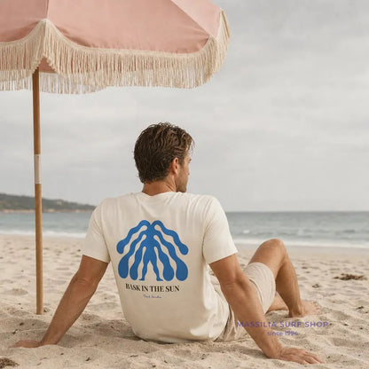 tee shirt blanc avec motif stylisé bleu dans le dos