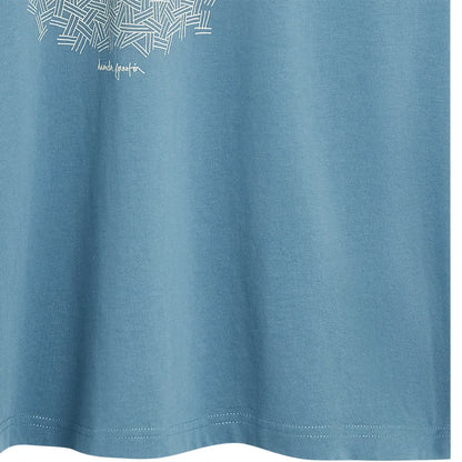 Détail du tissu bleu Ice et des finitions du t-shirt homme Bask in the Sun Smoking Pipe