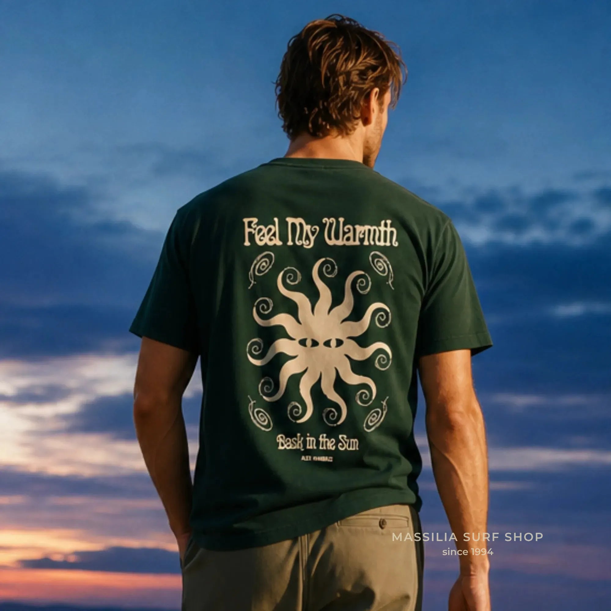 t-shirt bask in the sun vert homme avec soleil stylisé crème dans le dos 