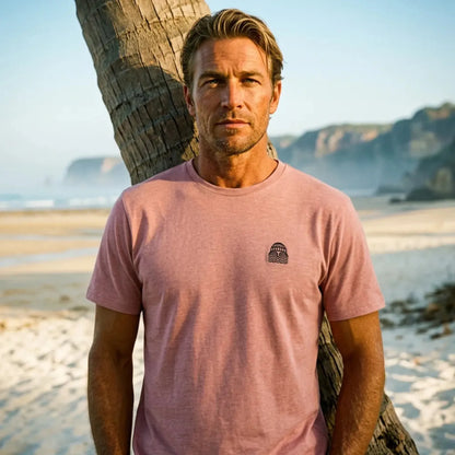 t-shirt rose avec broderie de barbu sur le coeur pour homme vue plage