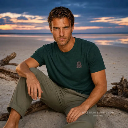 tee shirt mini to the sea vert porté par un  homme lifestyle