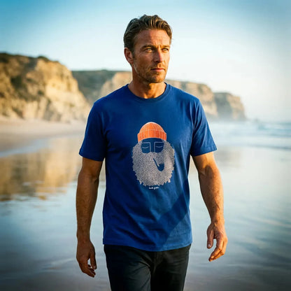 t-shirt bleu avec barbu stylisé devant et bonnet rouge sur une plage 