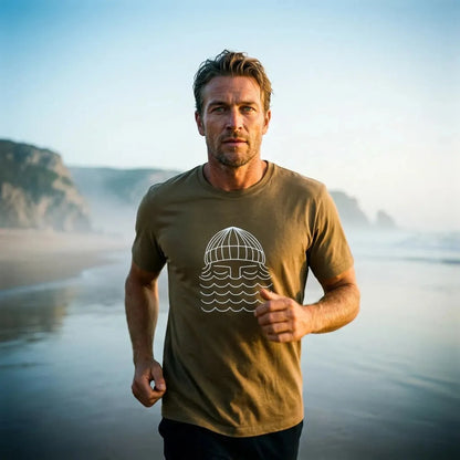 t-shirt kaki to the sea porté par un homme avec océan derrière