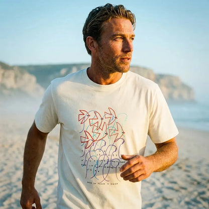 homme qui porte t shirt ask wave natural sur une plage lifestyle