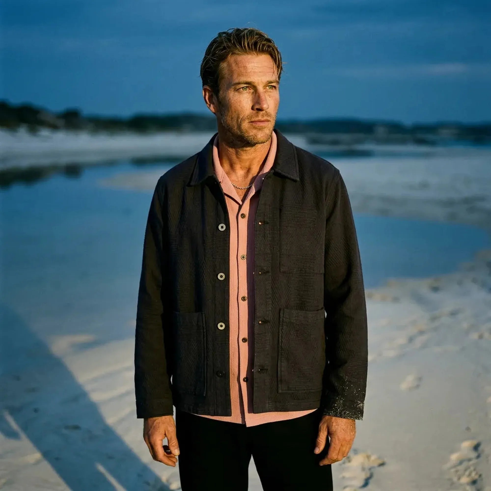 chemise leikio et veste aiora portés par un homme lifestyle