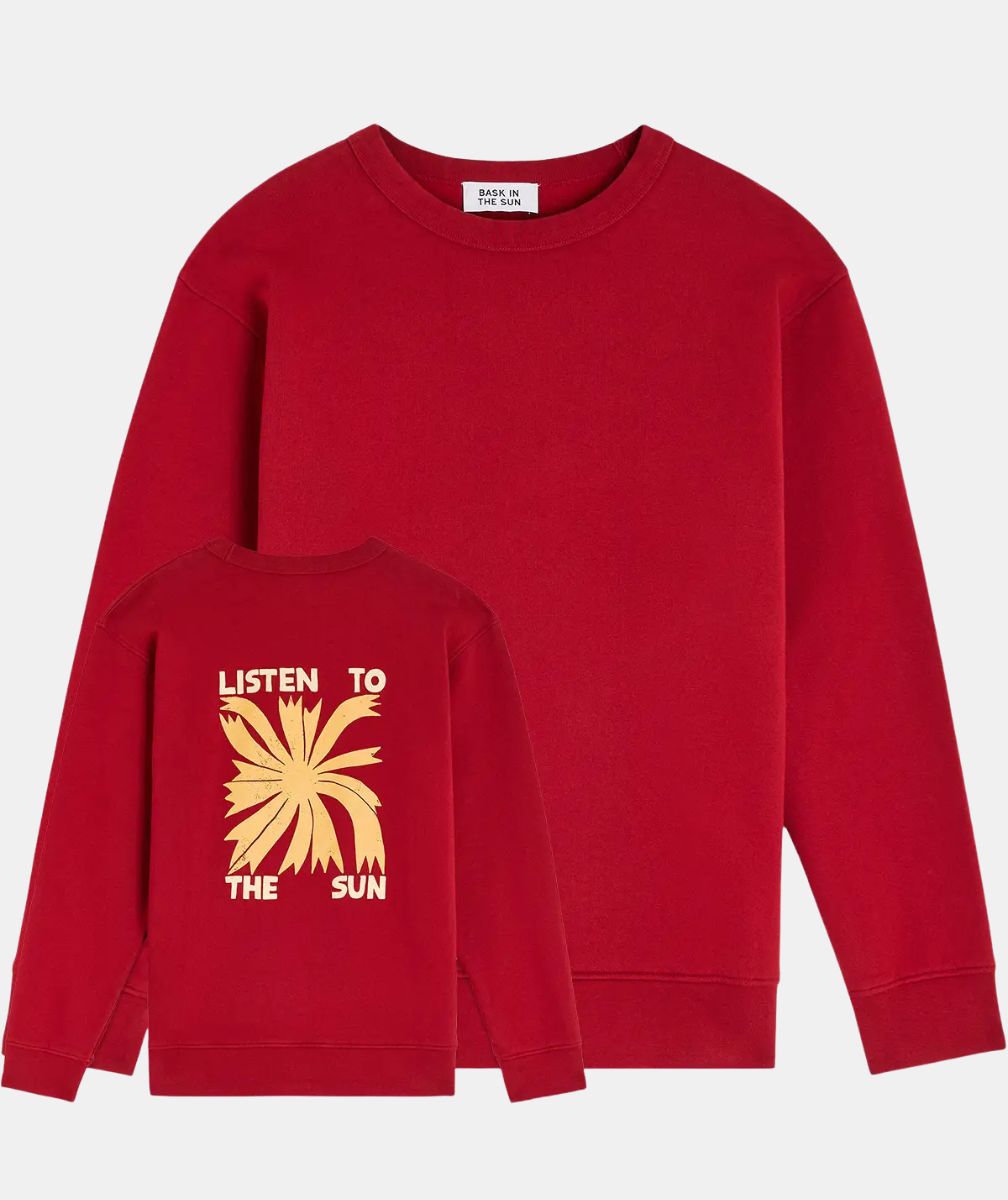 sweatshirt cognac en coton bio Bask in the Sun, vu de face avec aperçu de l’imprimé dos