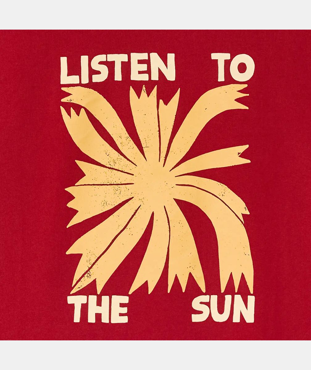 zoom sur l’illustration jaune palmier stylisé avec texte "Listen to the Sun" au dos du sweat