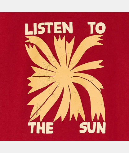 zoom sur l’illustration jaune palmier stylisé avec texte "Listen to the Sun" au dos du sweat