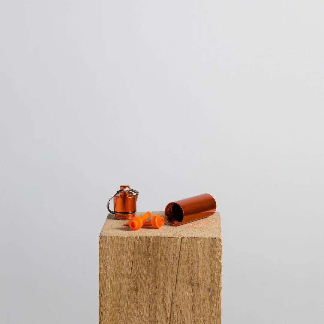 detail boite et bouchon d'oreille homme et femme protection sports aquatques