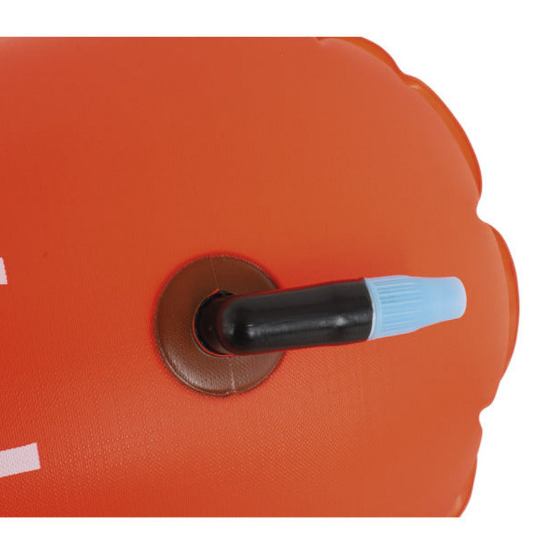 valve centrale de gonflage sur bouée de nage Seac Compact orange pour nage en mer.