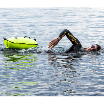 nageur en eau libre avec bouée de nage Seac Safe Dry jaune haute visibilité.