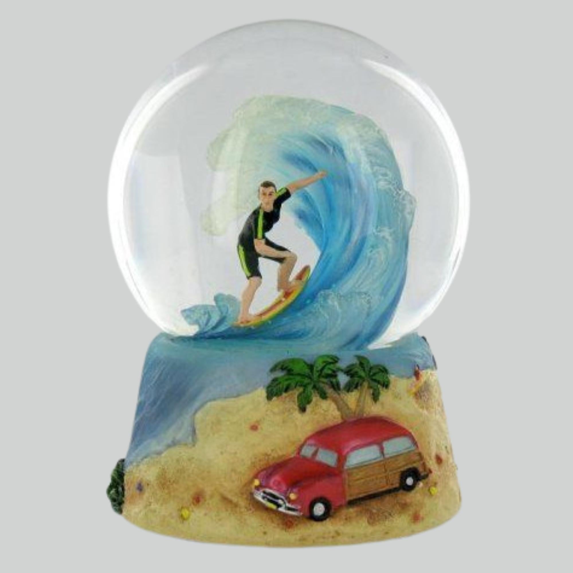 Boule à neige surf décorative avec surfeur dans une vague, plage tropicale et van rouge